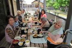 広々テラスで昼食会